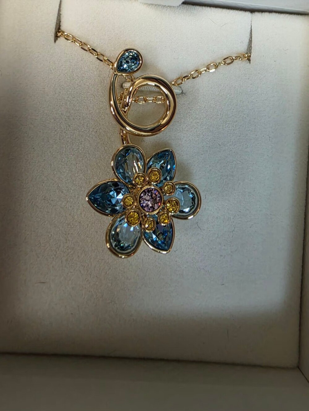 Swarovski Idyllia Pendant Necklace, Mixed cuts, Flower, Blue Gold Tone